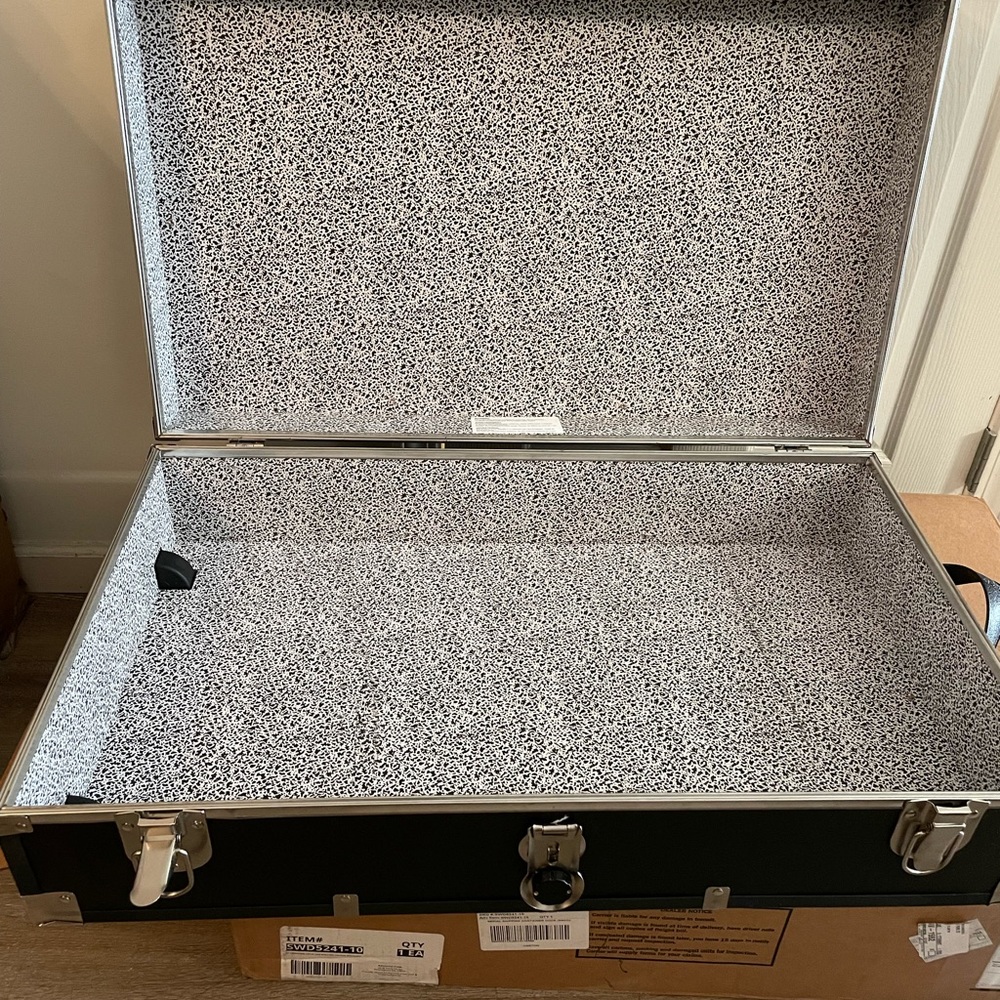 Seward Trunk with Wheels and Lock